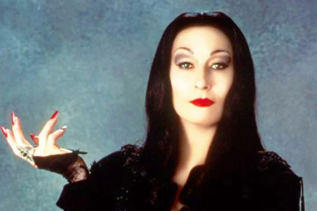 Morticia Addams (Anjelica Huston)